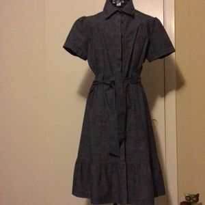 Super cute dress, ties at the waist